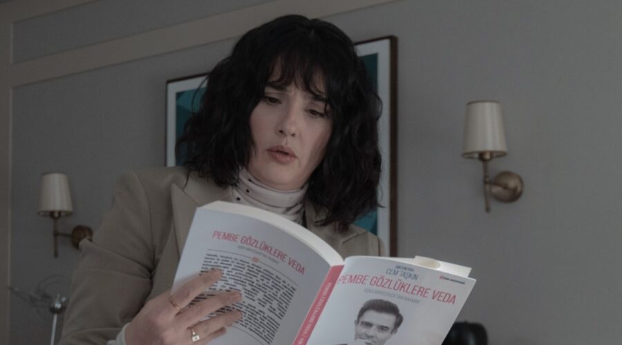 Funda Eryiğit (Hazal) in una scena di “Innamorati Anonimi”. Credits: Netflix e Ali Guler.