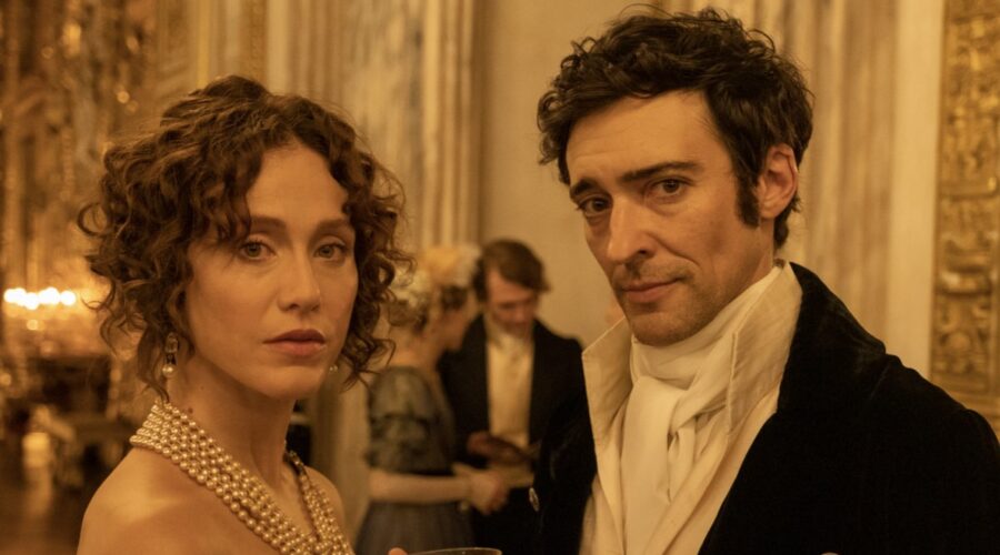 Da sinistra: Gabriella Pession (Hermine) e Blake Ritson (Danglars) in una scena de “Il Conte di Montecristo”. Credits: Rai.