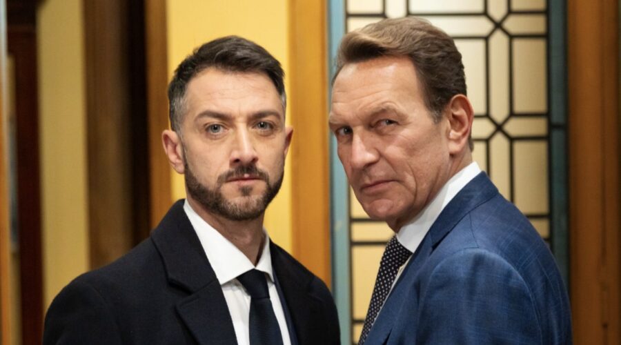 Da sinistra: Carlo Caracciolo (Gennaro) e Riccardo Carbonelli Polizzy (Roberto) in una scena di “Un Posto Al Sole”. Credits: Rai.