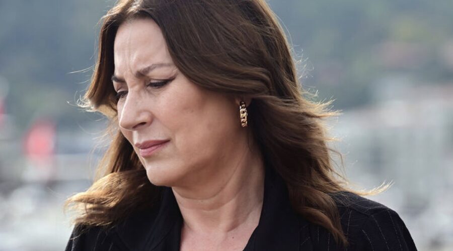 Vahide Percin (Güzide) in una scena di “Tradimento”. Credits: RTI Mediaset.