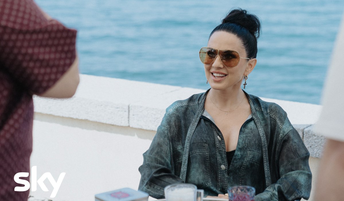 Paola Iezzi (guest star) in una scena de “I delitti del BarLume 13”. Credits: P. Ciriello/Sky Italia.