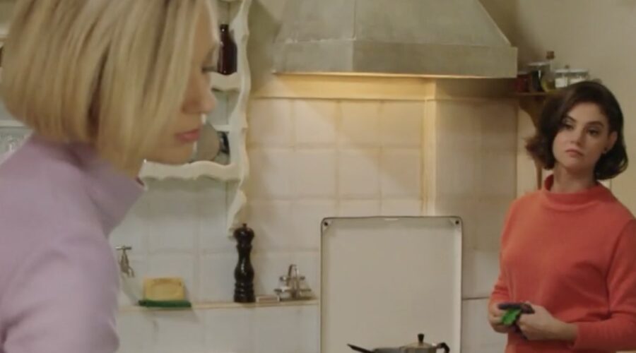 Da sinistra: Francesca Del Fa (Irene Cipriani) e Elvira Camarrone (Clara Boscolo) in una scena della puntata 80 de “Il Paradiso Delle Signore 9”. Credits: Rai.