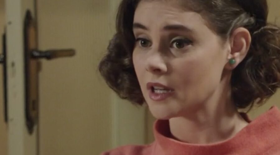 Elvira Camarrone (Clara Boscolo) in una scena in una scena della puntata 80 de “Il Paradiso Delle Signore 9”. Credits: Rai.