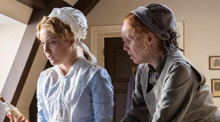 Da sinistra: Ana Garces (Jana) e Maria Castro (Pia Adarre) in una scena de “La Promessa“. Credits: Bambú Producciones/RTVE/RTI Mediaset.