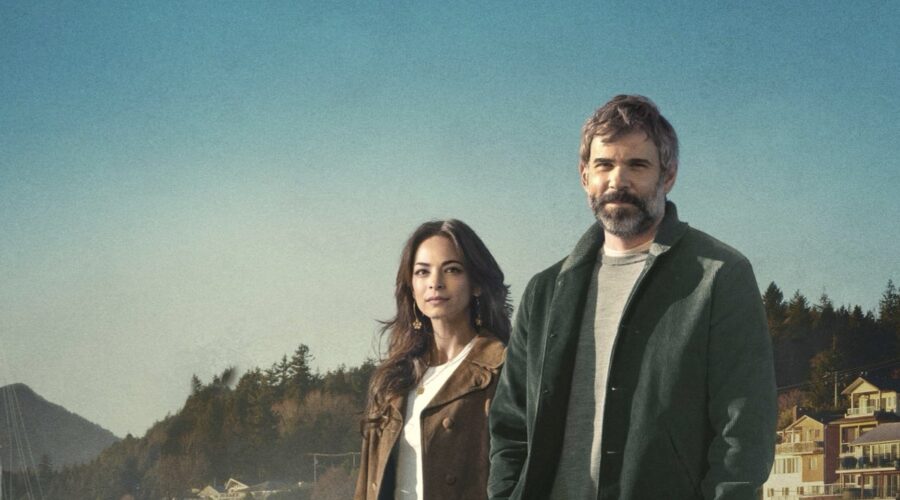 Da sinistra: Kristin Kreuk e Rossif Sutherland in una scena di “Delitti e misteri a Gibsons”. Credits: Giallo.