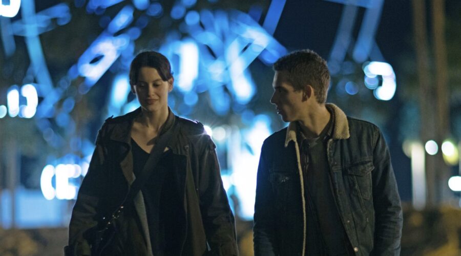 La Chica De Nieve. Milena Smit As Miren, Hugo Welzel As Nacho In Episode 02 Of La Chica De Nieve. Cr. Julio Vergne:netflix