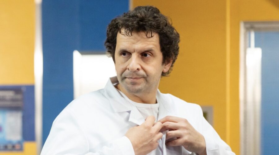 Marco Mario De Notaris (Daniele Fusco) in una scena di “Un Posto al Sole”, Credits: Rai.