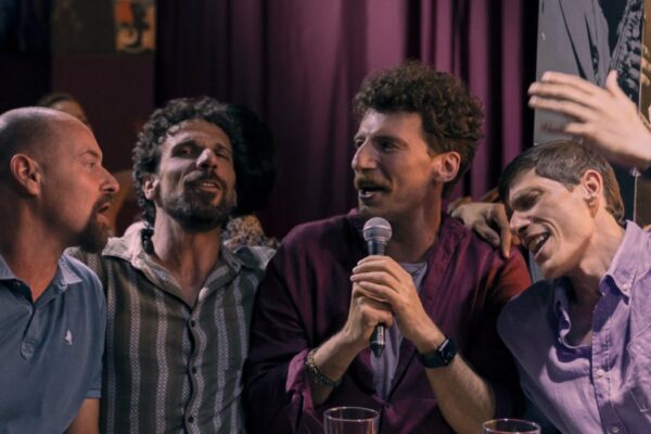 Mattia (Maurizio Lastrico), Massimo (Matteo Martari), Riccardo (Francesco Montanari) E Luigi (Pietro Sermonti), In Maschi Veri Credits Netflix. Maschi Veri cast