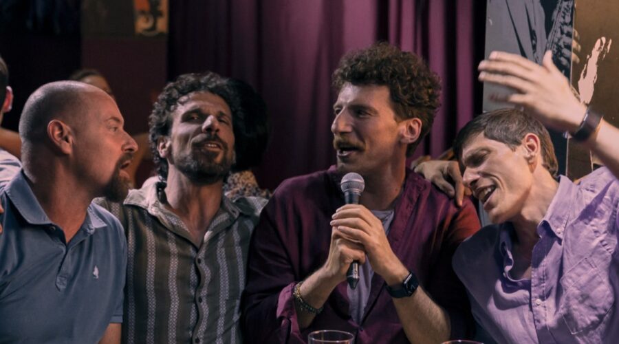 Mattia (Maurizio Lastrico), Massimo (Matteo Martari), Riccardo (Francesco Montanari) E Luigi (Pietro Sermonti), In Maschi Veri Credits Netflix. Maschi Veri cast