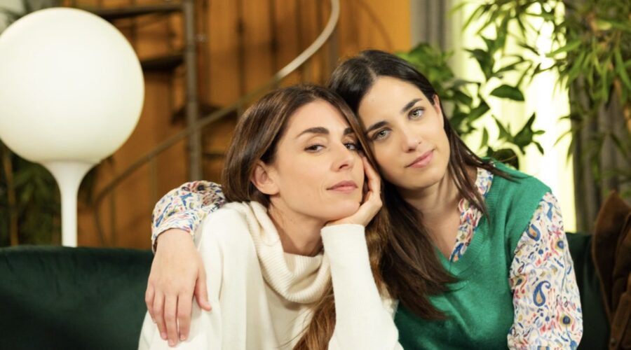 Da sinistra: Miriam Candurro (Serena) e Gina Amarante (Manuela) in una scena di “Un Posto Al Sole”. Credits: Rai.