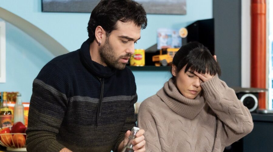 Da sinistra: Vladimir Randazzo (Nunzio) e Giorgia Gianetiempo (Rossella) in “Un Posto Al Sole” Credits: Rai.