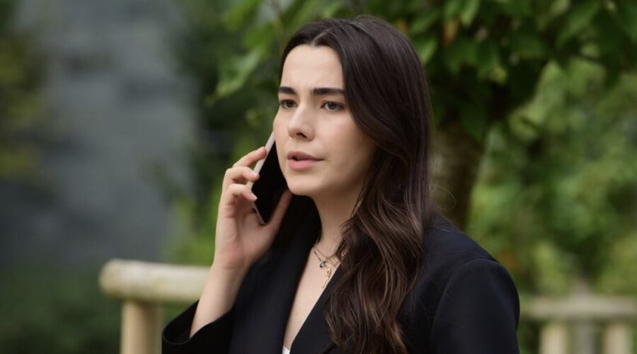 Feyza Sevil Güngör (Oylum Yenersoy) in una scena di “Tradimento”. Credits: RTI Mediaset.