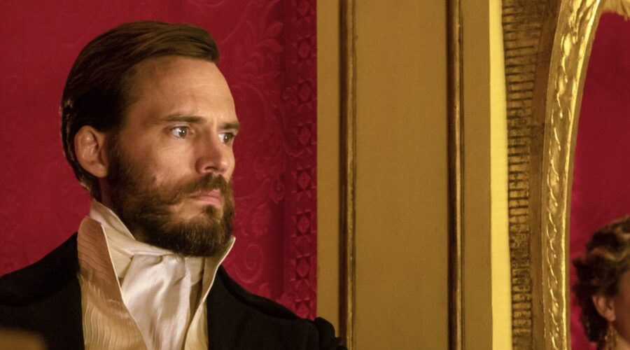 Sam Claflin (Edmond) in una scena de “Il Conte di Montecristo”. Credits: Rai e Claudio Iannone.