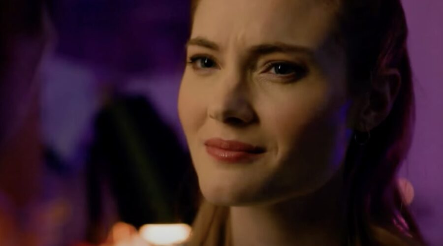 Screenshot da Youtube di Skyler Samuels in una scena di “Aurora Teagarden Ep. 19”. Credits: Hallmark Movies & Mysteries.