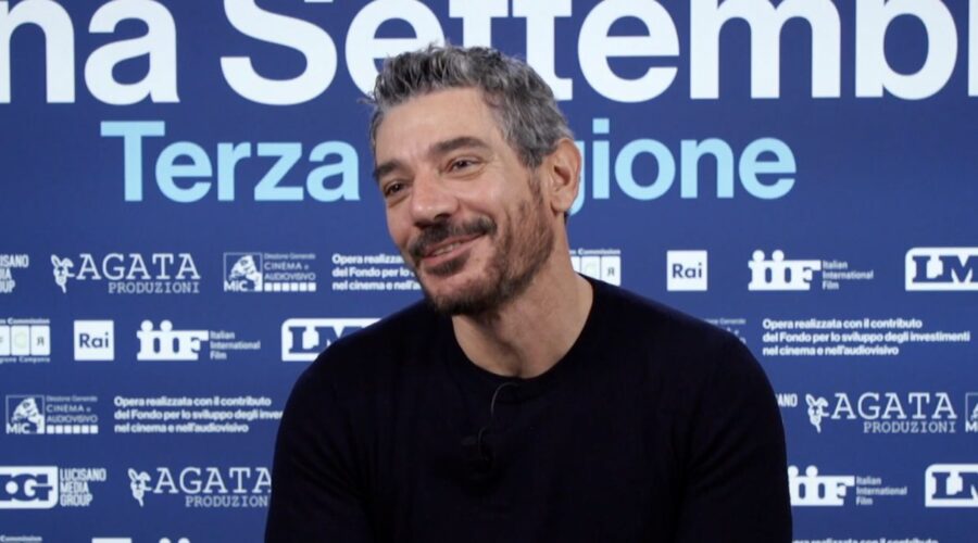 Screenshot di Giuseppe Zeno sul set di “Mina Settembre 3”. Credits: Tvserial.it.