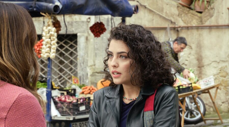 Da sinistra: Serena Rossi (Mina) e Chiara Russo (Fiore) in una scena di “Mina Settembre 3”. Credits: Anna Camerlingo e Rai.