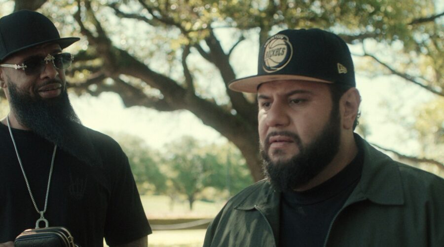 Da sinistra: Stayve ‘Slim Thug’ Thomas (Slim Thug) e Mo Amer (Mo) in “MO 2”. Credits: Courtesy of Netflix © 2025.