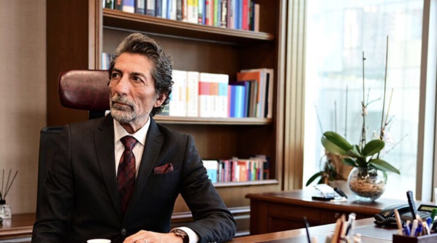 Mustafa Ugurlu (Murat Tarik Yenersoy) in una scena di “Tradimento”. Credits: RTI Mediaset.