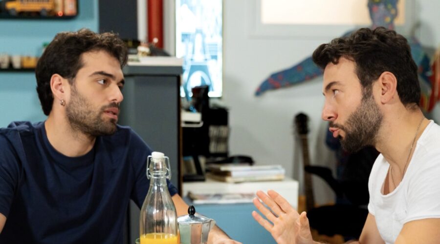 Da sinistra: Vladimir Randazzo (Nunzio) e Samuele Cavallo (Samuel) in una scena di “Un Posto al Sole”, Credits: Rai.