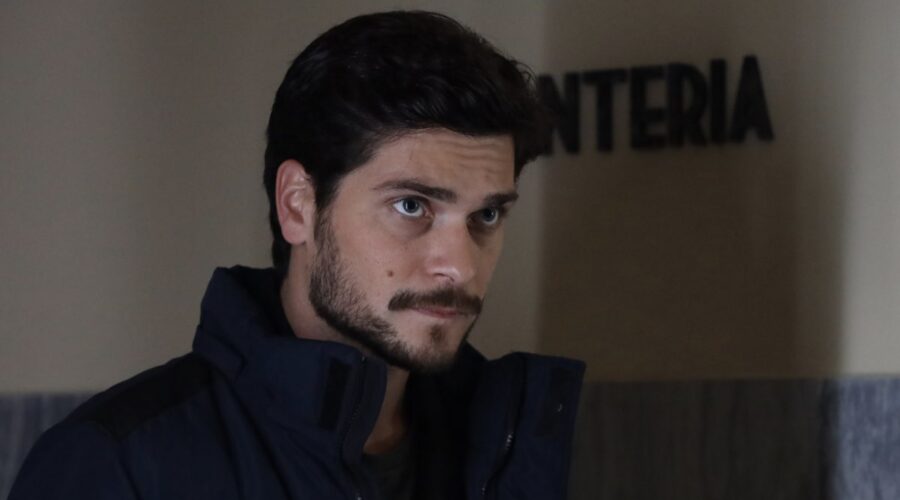 Alessio Lapice (Ippazio Calogiuri) in una scena di “Imma Tataranni” 4. Credits: Rai.