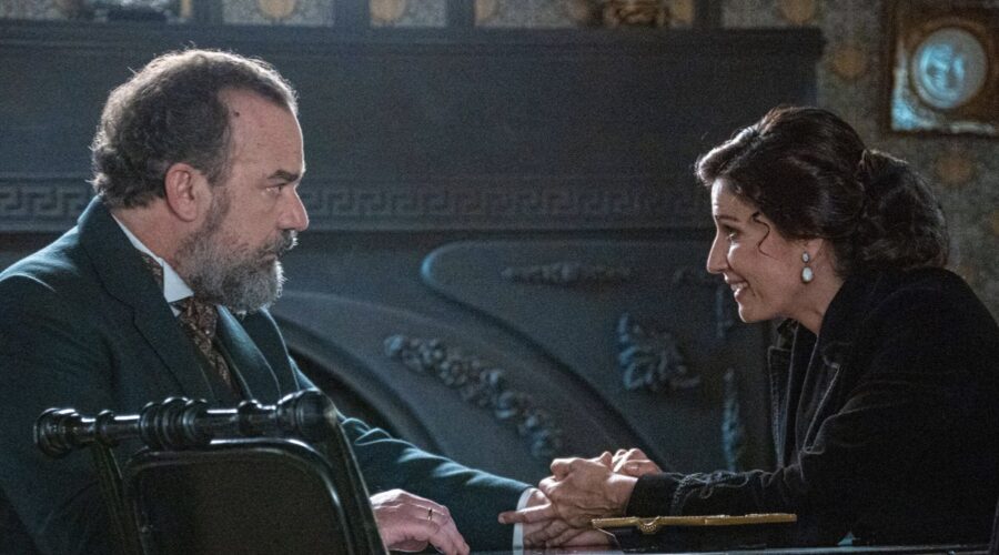 Da sinistra: Manuel Regueiro (Alonso) e Cristina Fernandez (Margarita) in una scena de “La Promessa”. Credits: RTI Mediaset.