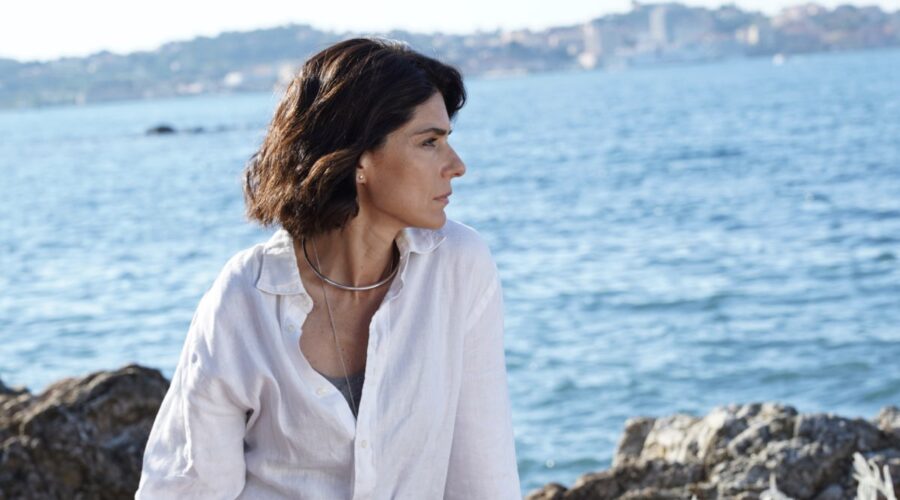 Anna Valle (Anna Reali) in un posato per “Le onde del passato”. Credits: RTI Mediaset.
