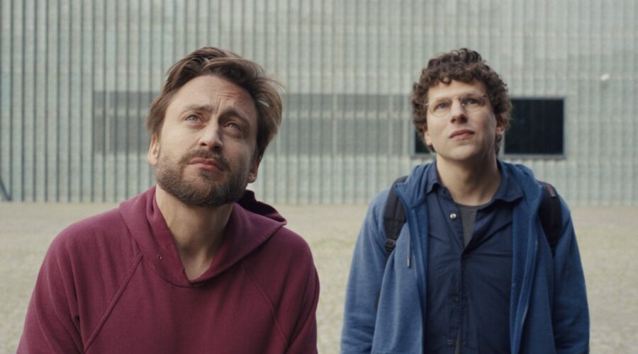 Benji (Kieran Culkin) E David (Jesse Eisenberg) In Una Scena Del Film A Real Pain Credits Searchlight