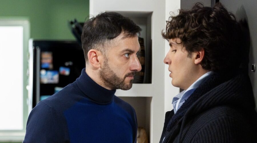 Da sinistra: Carlo Caracciolo (Gennaro) e Gianluca Spagnoli (Vinicio) in “Un Posto al Sole”. Credits: Rai.