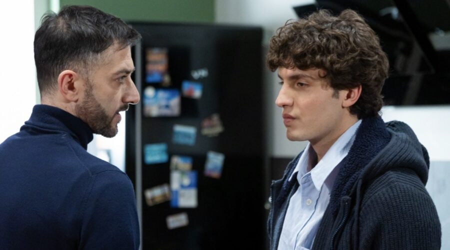 Carlo Caracciolo e Gianluca Spagnoli in “Un Posto al Sole”. Credits: Rai.