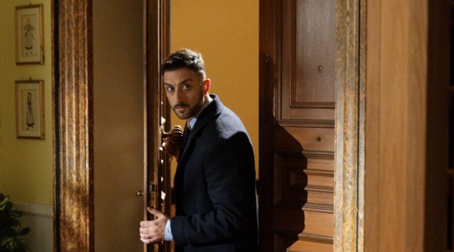 Carlo Caracciolo (Gennaro) in una scena di “Un Posto Al Sole”. Credits: Rai.