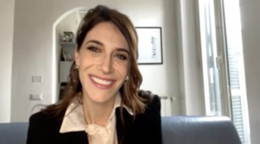 Claudia Vismara (Caterina Rispoli) durante l'intervista di “Rocco Schiavone” 6. Credits: Tvserial.it.