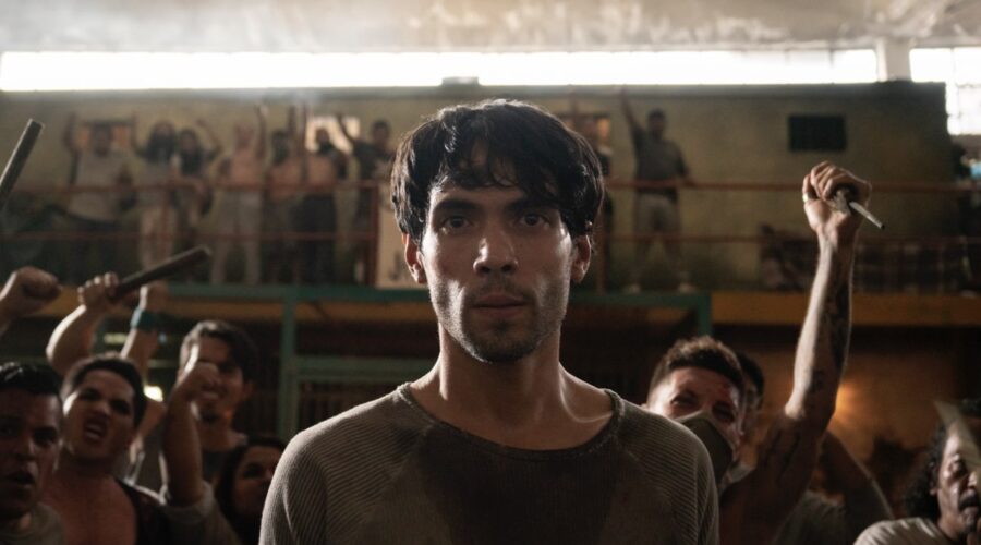 Diego Calva in “Cella 211”. Credits: María Medina / Netflix ©2024.