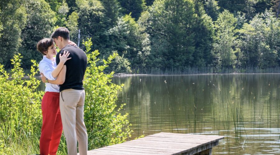 Da sinistra: Dorothée Neff (Eleni Schwarzbach) e Marcel Zuschlag (Leander Saalfeld) in una scena di “Tempesta d'amore”. Credits: Das Erste/Rti Mediaset.