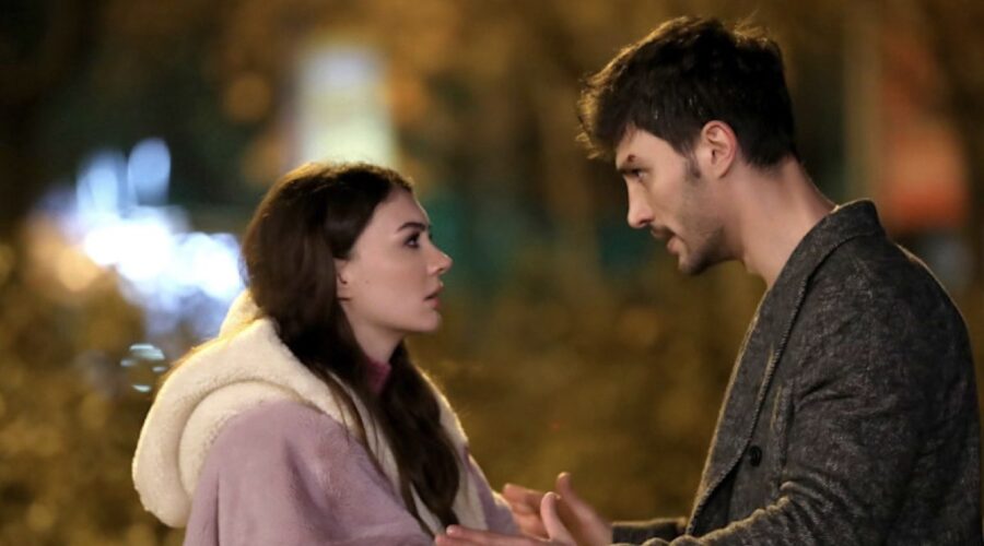 Da sinistra: Burcu Özberk (Esra Erten) e Ilhan Sen (Ozan Korfali) in una scena di “Love, Reason, Get Even”. Credits: RTI Mediaset.