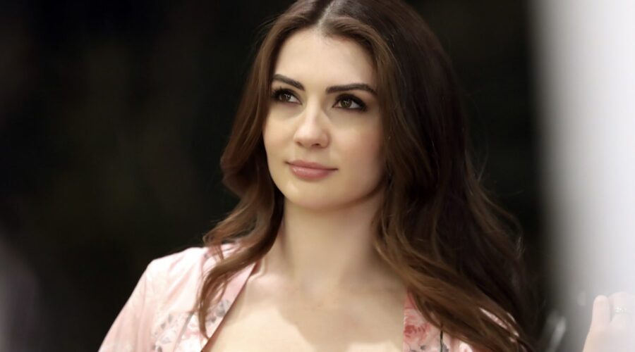 Burcu Özberk (Esra Erten) in una scena di “Love, Reason, Get Even”. Credits: RTI Mediaset.