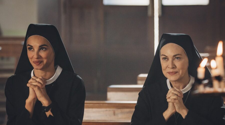 Francesca Chillemi (Suor Azzurra) e Elena Sofia Ricci (Suor Angela) in “Che Dio Ci Aiuti 8”. Credits: Virginia Bettoja e Rai.