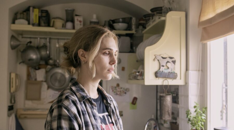 Gaia Weiss (Sarah) in “Storia della mia famiglia”. Credits: Netflix.