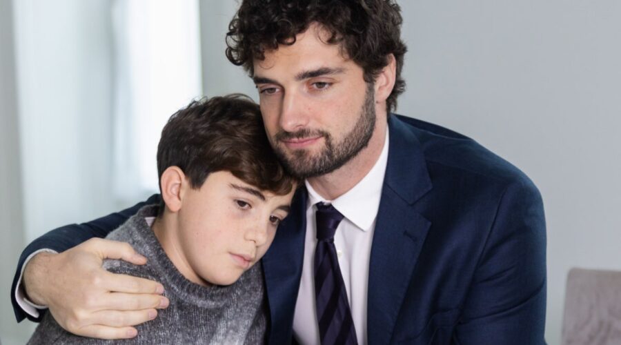 Da sinistra: Gennaro De Simone (Jimmy) e Luca Turco (Niko) in una scena di “Un Posto Al Sole”. Credits: Rai.