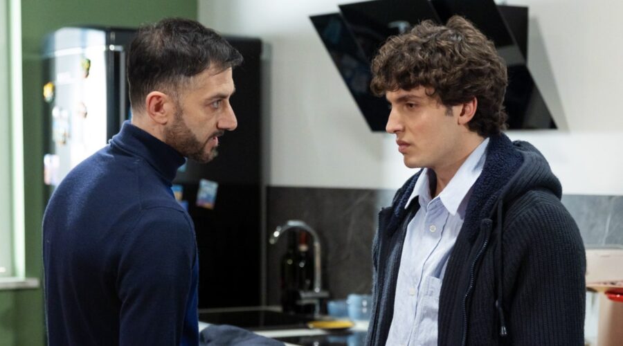 Da sinistra: Carlo Caracciolo (Gennaro) e Gianluca Spagnoli (Vinicio) in “Un Posto al Sole”. Credits: Rai.