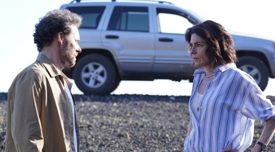 Da sinistra: Giorgio Marchesi (Luca) e Anna Valle (Anna Reali) in una scena de “Le onde del passato”. Credits: RTI Mediaset.