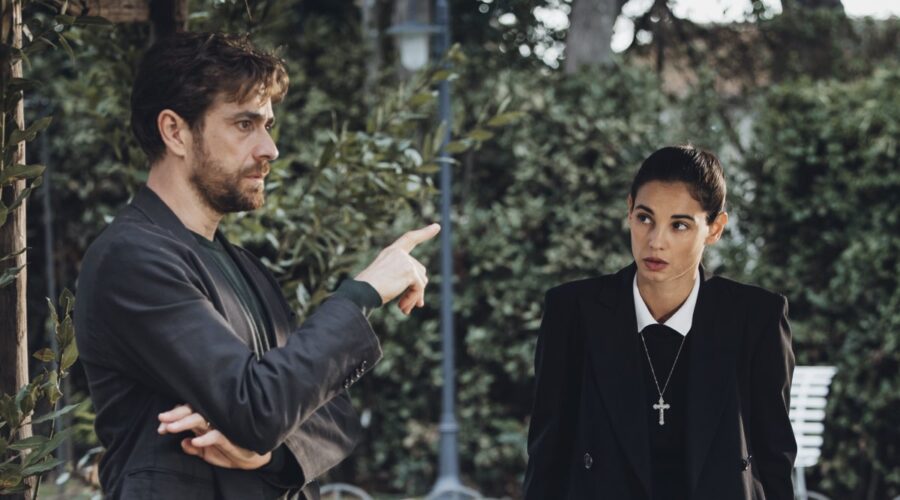 Da sinistra: Giovanni Scifoni (Lorenzo) e Francesca Chillemi (Suor Azzurra) in “Che Dio Ci Aiuti 8”. Credits: Rai.