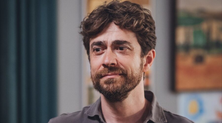 Giovanni Scifoni (Lorenzo) in “Che Dio Ci Aiuti 8”. Credits: Virginia Bettoja e Rai.