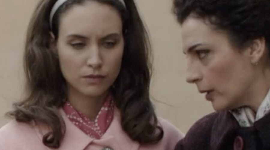Da sinistra: Silvia Bruno (Agata Puglisi) e Gioia Spaziani (Concetta Puglisi) ne “Il Paradiso Delle Signore 9” Episodio 101. Credits: Rai.