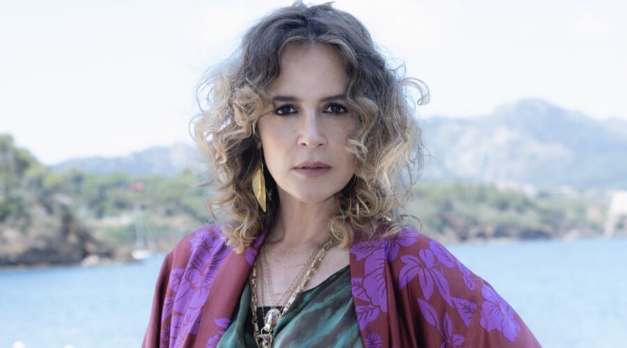 Irene Ferri (Tamara) in un posato per “Le onde del passato”. Credits: RTI Mediaset.