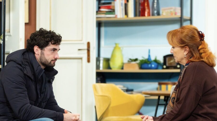 Da sinistra: Luca Turco (Niko) e Marina Tagliaferri (Giulia) in una scena di “Un Posto al Sole”. Credits: Rai.
