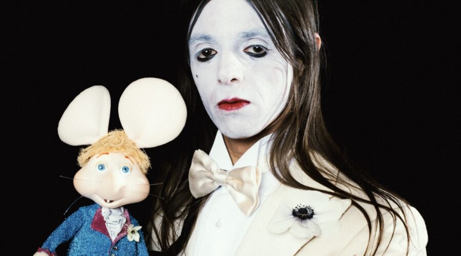 Lucio Corsi E Topo Gigio In Un Posato Per Sanremo 2025 Credits Simone Biavati