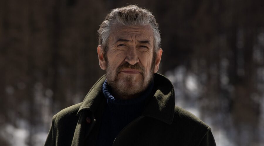 Marco Giallini (Rocco) in un posato per “Rocco Schiavone” 6. Credits: Rai.