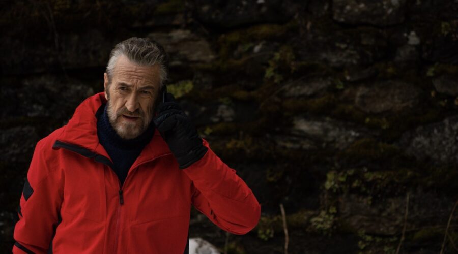 Marco Giallini (Rocco) in una scena di “Rocco Schiavone” 6. Credits: Rai.