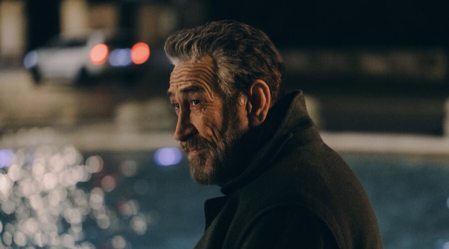 Marco Giallini (Rocco) in un posato per “Rocco Schiavone” 6. Credits: Rai.