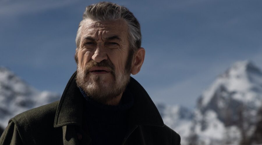Marco Giallini (Rocco) in un posato per “Rocco Schiavone” 6. Credits: Rai.
